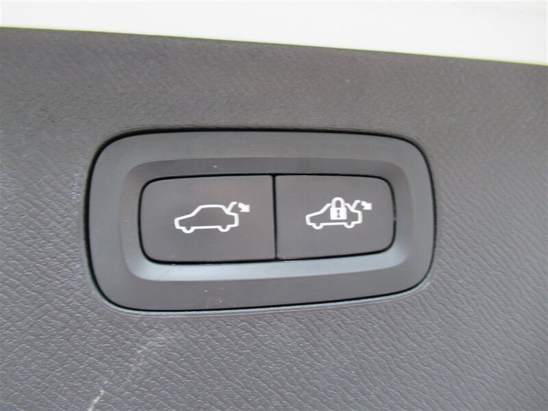 2016 Volvo XC90 T5 Momentum   - Photo 32 - Sherman Oaks, CA 91423