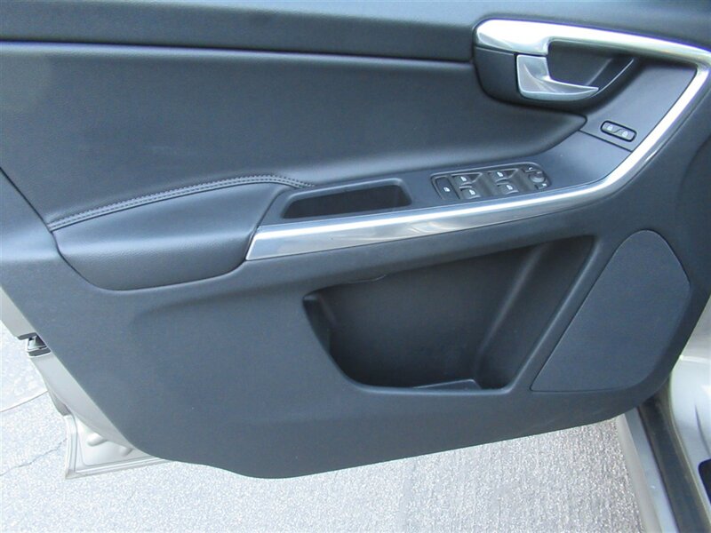 2016 Volvo XC60 T5 Premier   - Photo 18 - Sherman Oaks, CA 91423