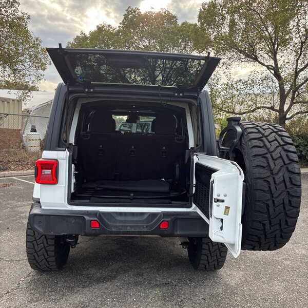 2019 Jeep Wrangler Unlimited Sahara   - Photo 9 - Sherman Oaks, CA 91423