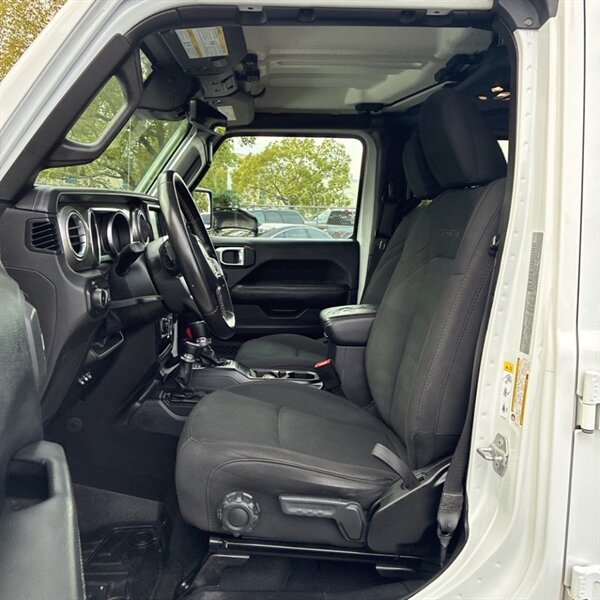 2019 Jeep Wrangler Unlimited Sahara   - Photo 16 - Sherman Oaks, CA 91423