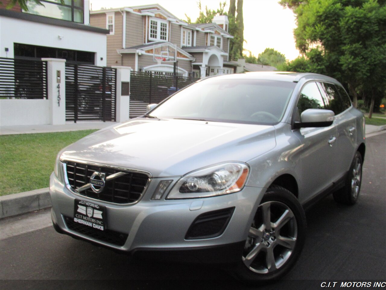 2013 Volvo XC60 3.2   - Photo 9 - Sherman Oaks, CA 91423