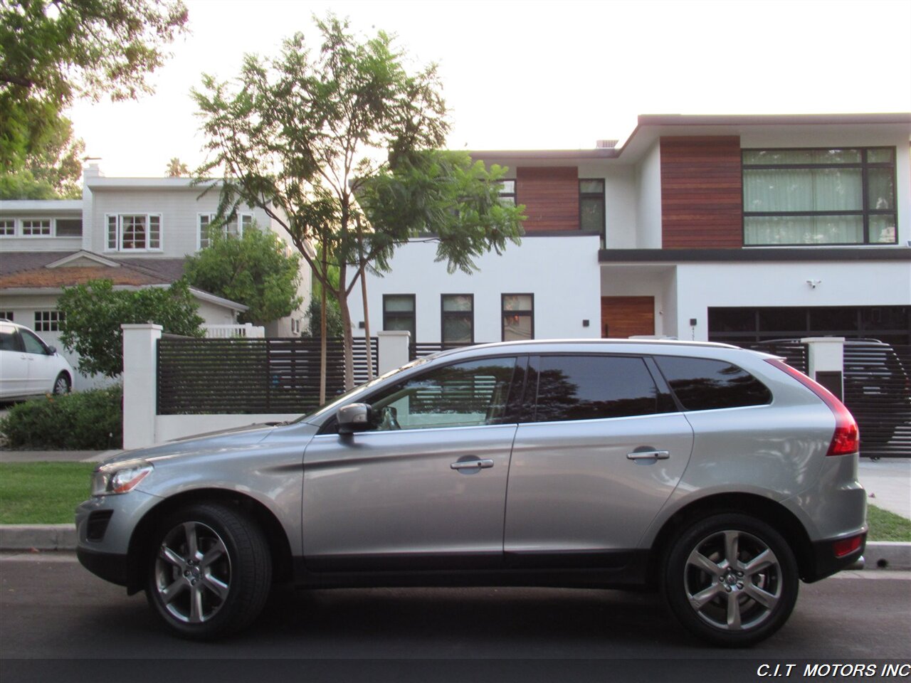 2013 Volvo XC60 3.2   - Photo 8 - Sherman Oaks, CA 91423