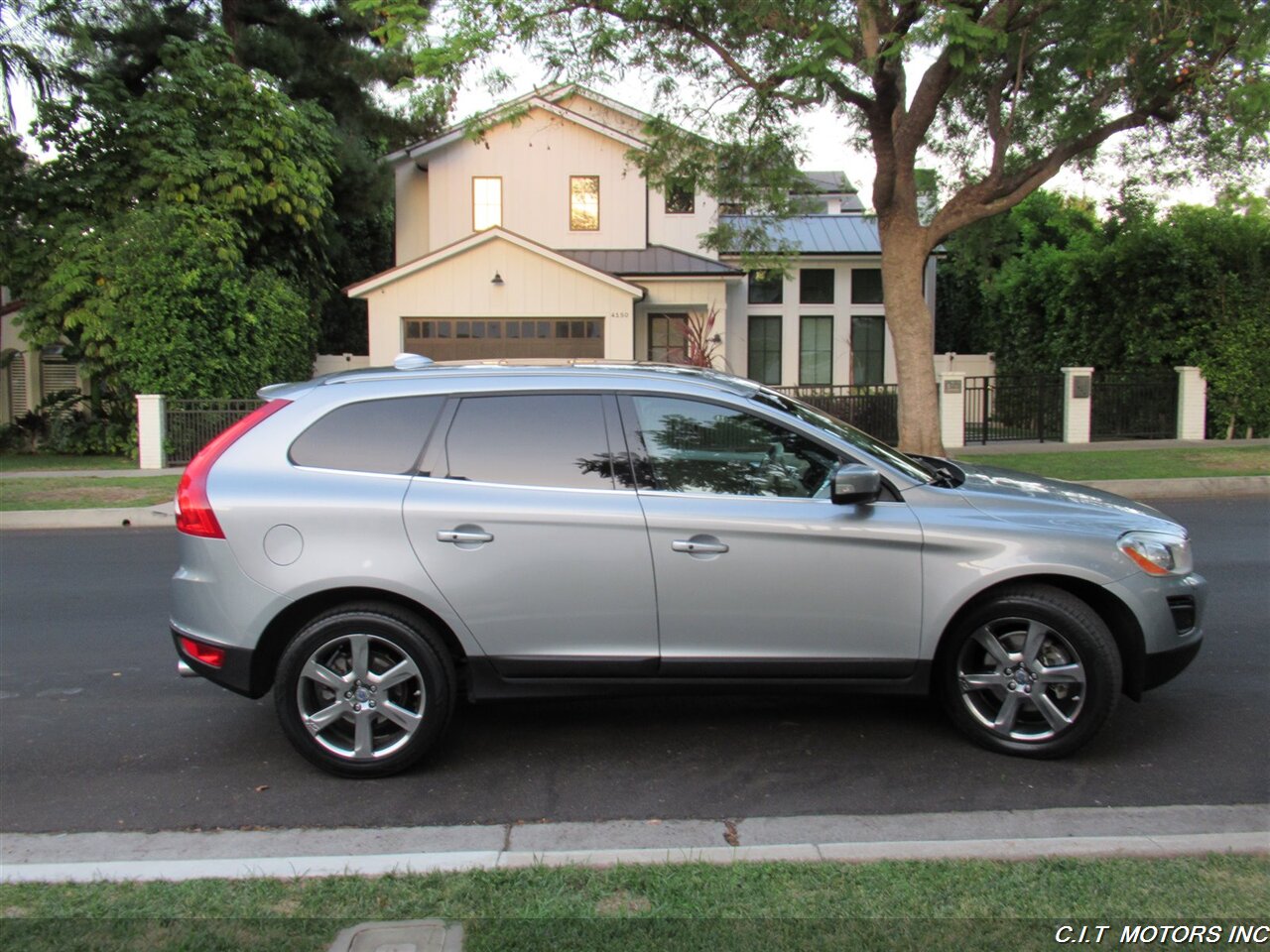 2013 Volvo XC60 3.2   - Photo 3 - Sherman Oaks, CA 91423