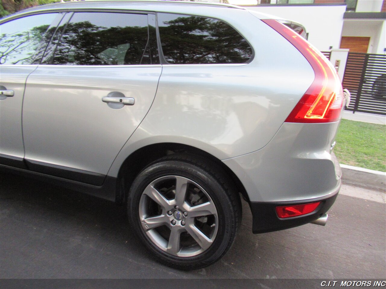 2013 Volvo XC60 3.2   - Photo 38 - Sherman Oaks, CA 91423