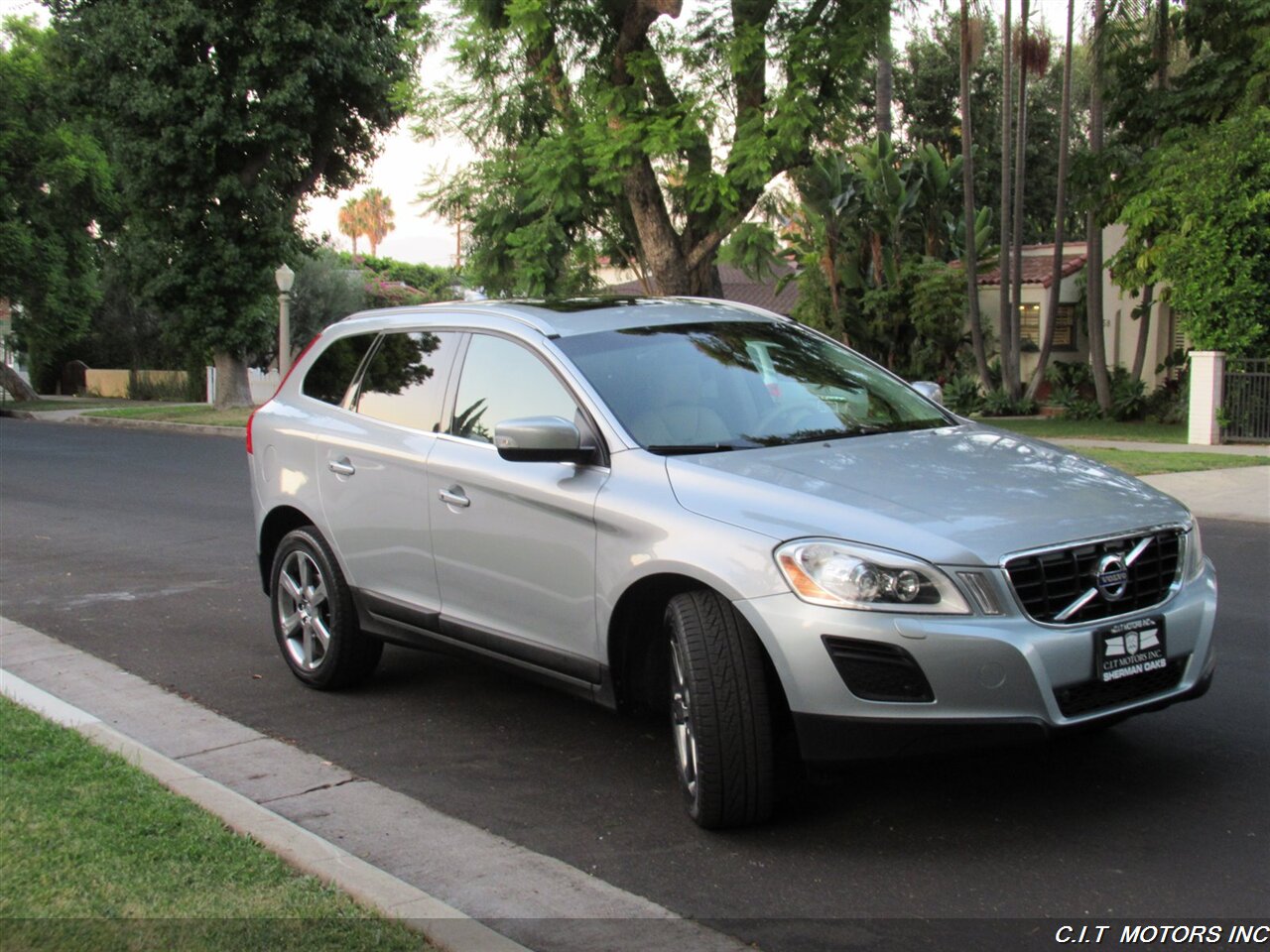 2013 Volvo XC60 3.2   - Photo 2 - Sherman Oaks, CA 91423