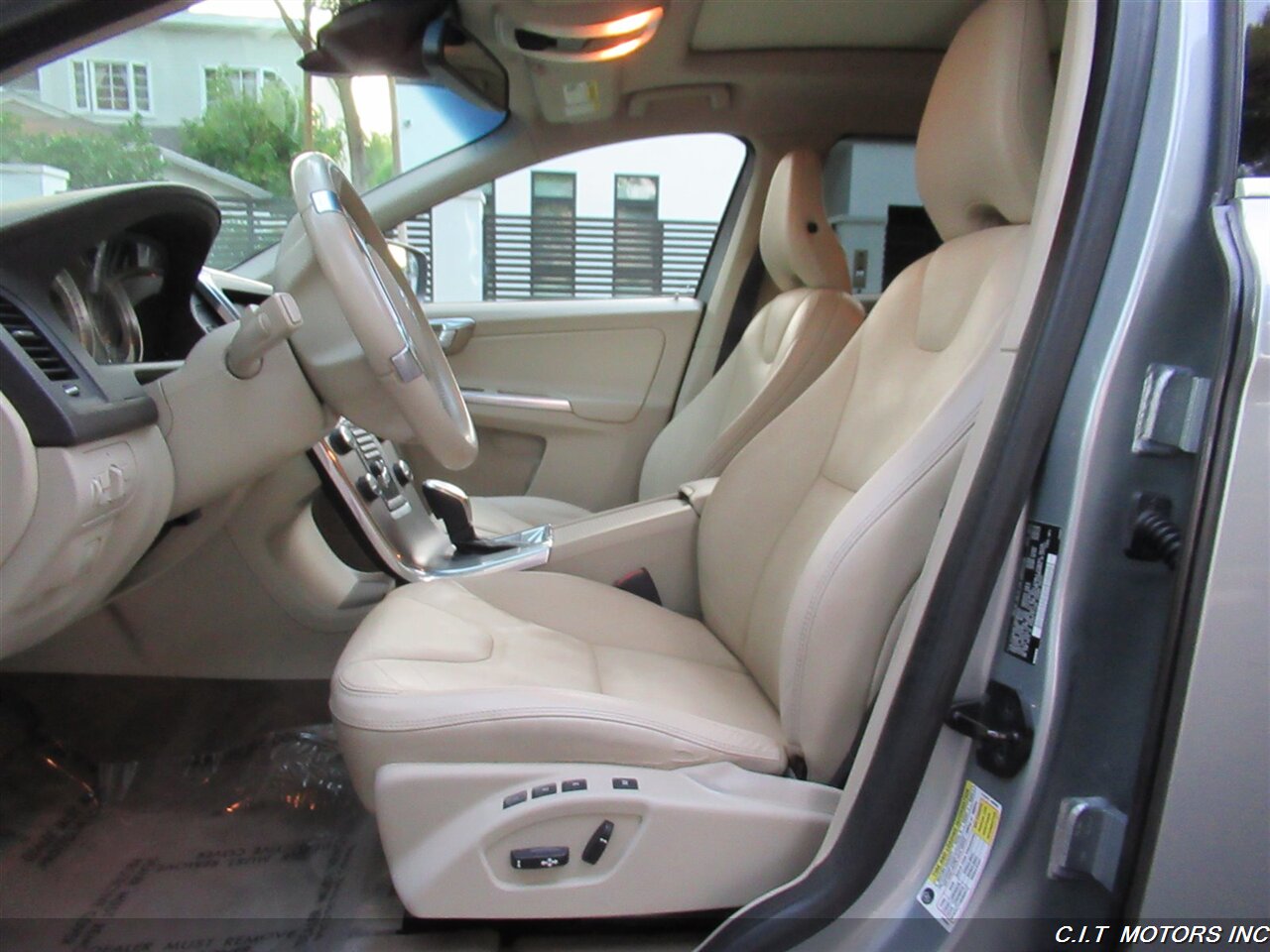 2013 Volvo XC60 3.2   - Photo 14 - Sherman Oaks, CA 91423