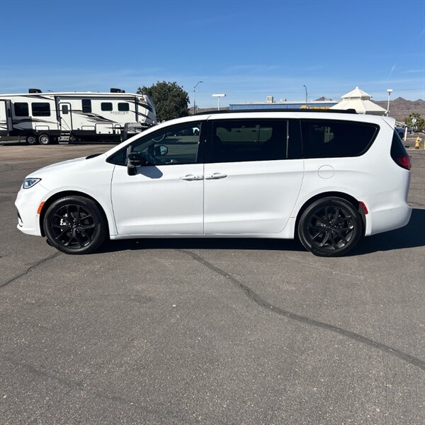 2024 Chrysler Pacifica Limited   - Photo 3 - Sherman Oaks, CA 91423