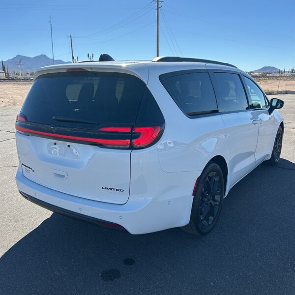 2024 Chrysler Pacifica Limited   - Photo 5 - Sherman Oaks, CA 91423