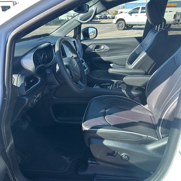 2024 Chrysler Pacifica Limited   - Photo 16 - Sherman Oaks, CA 91423