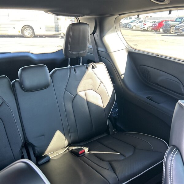 2024 Chrysler Pacifica Limited   - Photo 19 - Sherman Oaks, CA 91423