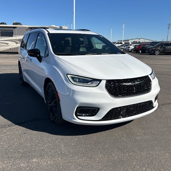2024 Chrysler Pacifica Limited   - Photo 12 - Sherman Oaks, CA 91423