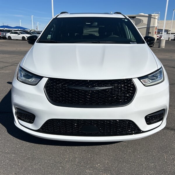 2024 Chrysler Pacifica Limited   - Photo 2 - Sherman Oaks, CA 91423