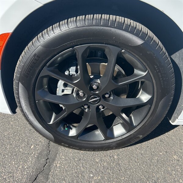 2024 Chrysler Pacifica Limited   - Photo 9 - Sherman Oaks, CA 91423