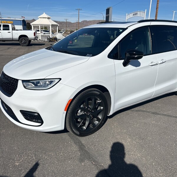 2024 Chrysler Pacifica Limited   - Photo 6 - Sherman Oaks, CA 91423