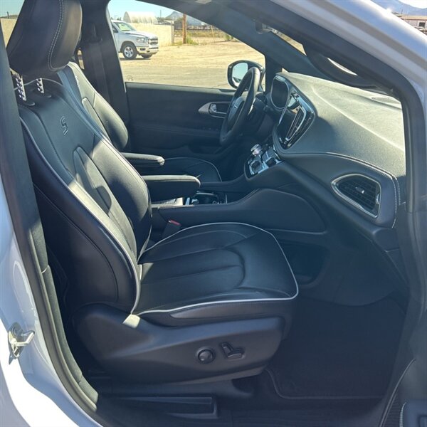 2024 Chrysler Pacifica Limited   - Photo 15 - Sherman Oaks, CA 91423