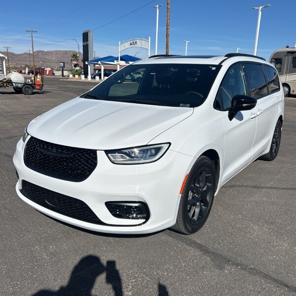 2024 Chrysler Pacifica Limited   - Photo 1 - Sherman Oaks, CA 91423