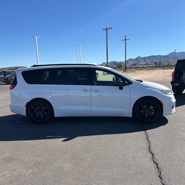 2024 Chrysler Pacifica Limited   - Photo 10 - Sherman Oaks, CA 91423
