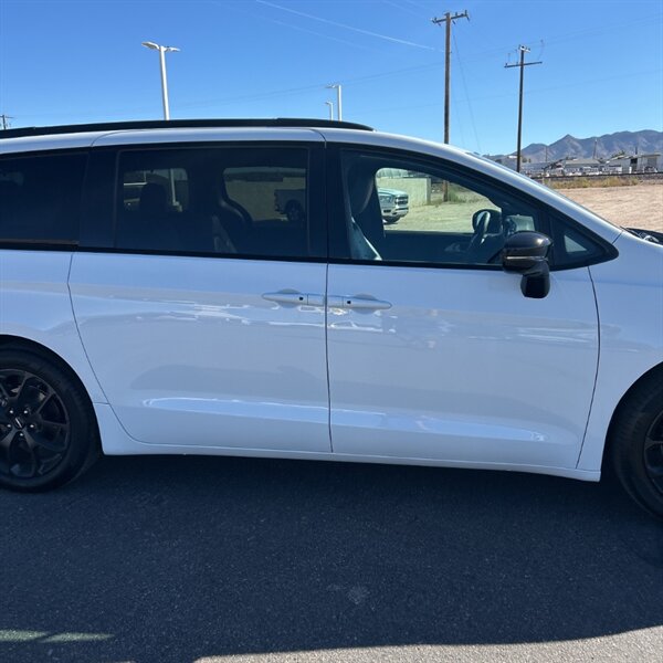 2024 Chrysler Pacifica Limited   - Photo 4 - Sherman Oaks, CA 91423