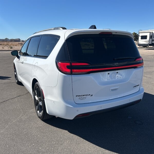 2024 Chrysler Pacifica Limited   - Photo 11 - Sherman Oaks, CA 91423