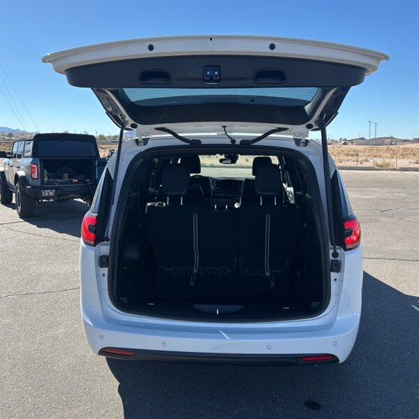 2024 Chrysler Pacifica Limited   - Photo 7 - Sherman Oaks, CA 91423