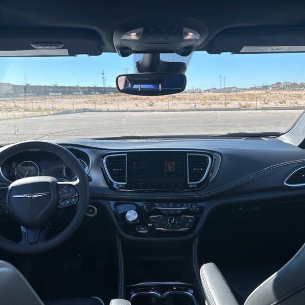 2024 Chrysler Pacifica Limited   - Photo 25 - Sherman Oaks, CA 91423