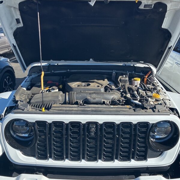 2024 Jeep Wrangler High Altitude 4xe   - Photo 15 - Sherman Oaks, CA 91423