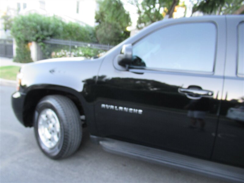 2013 Chevrolet Avalanche LS Black Diamond   - Photo 38 - Sherman Oaks, CA 91423