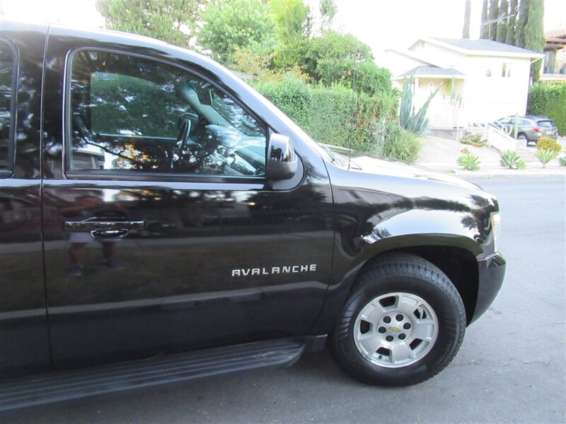 2013 Chevrolet Avalanche LS Black Diamond   - Photo 35 - Sherman Oaks, CA 91423