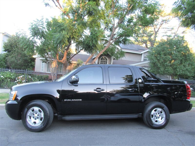 2013 Chevrolet Avalanche LS Black Diamond   - Photo 5 - Sherman Oaks, CA 91423
