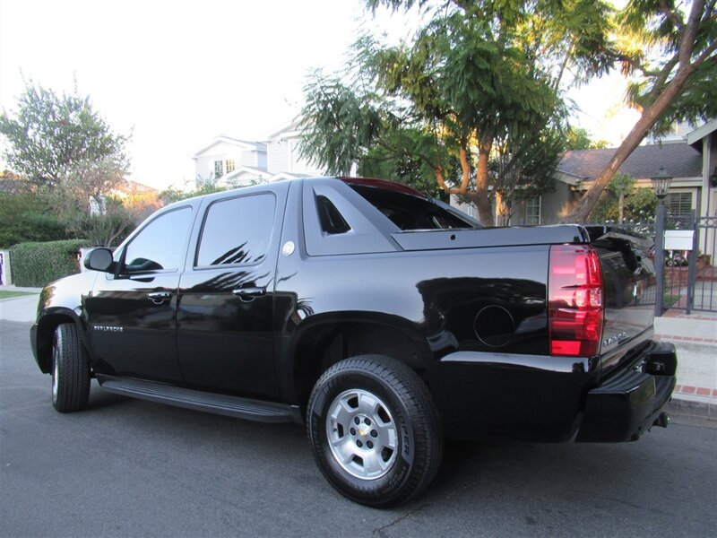 2013 Chevrolet Avalanche LS Black Diamond   - Photo 6 - Sherman Oaks, CA 91423