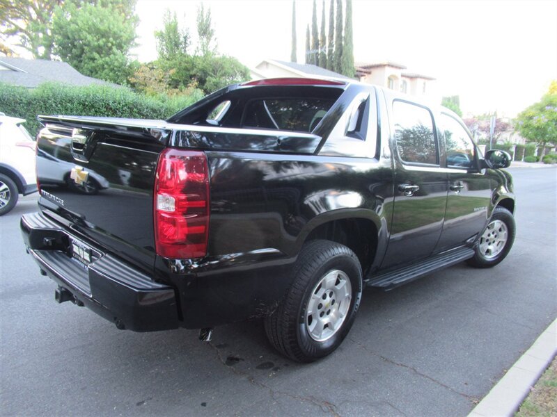 2013 Chevrolet Avalanche LS Black Diamond   - Photo 8 - Sherman Oaks, CA 91423