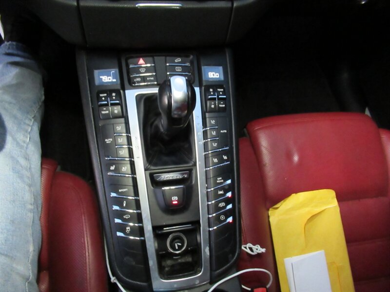 2018 Porsche Macan GTS   - Photo 31 - Sherman Oaks, CA 91423