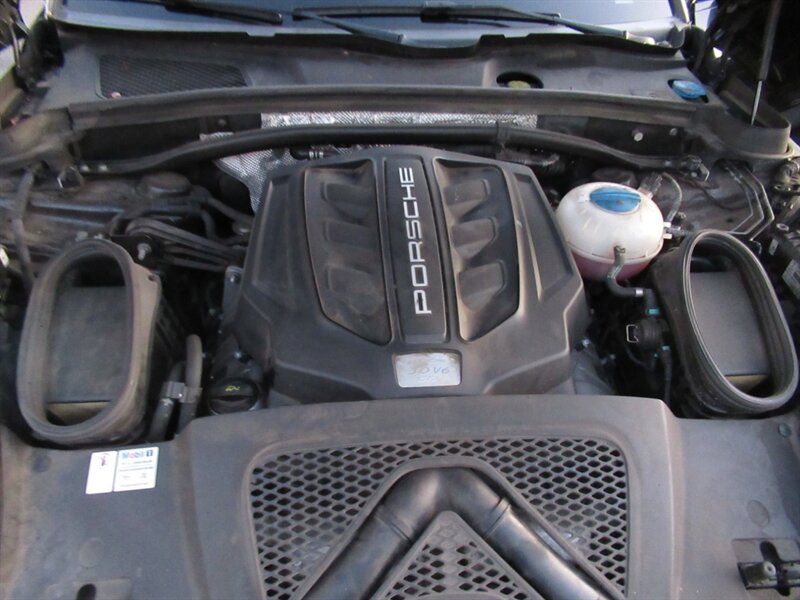 2018 Porsche Macan GTS   - Photo 33 - Sherman Oaks, CA 91423