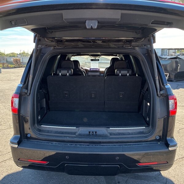 2019 Lincoln Navigator Reserve   - Photo 12 - Sherman Oaks, CA 91423