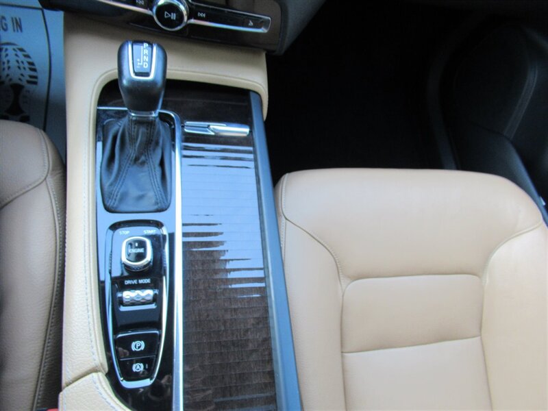 2016 Volvo XC90 T6 Momentum   - Photo 32 - Sherman Oaks, CA 91423