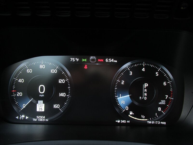 2016 Volvo XC90 T6 Momentum   - Photo 26 - Sherman Oaks, CA 91423
