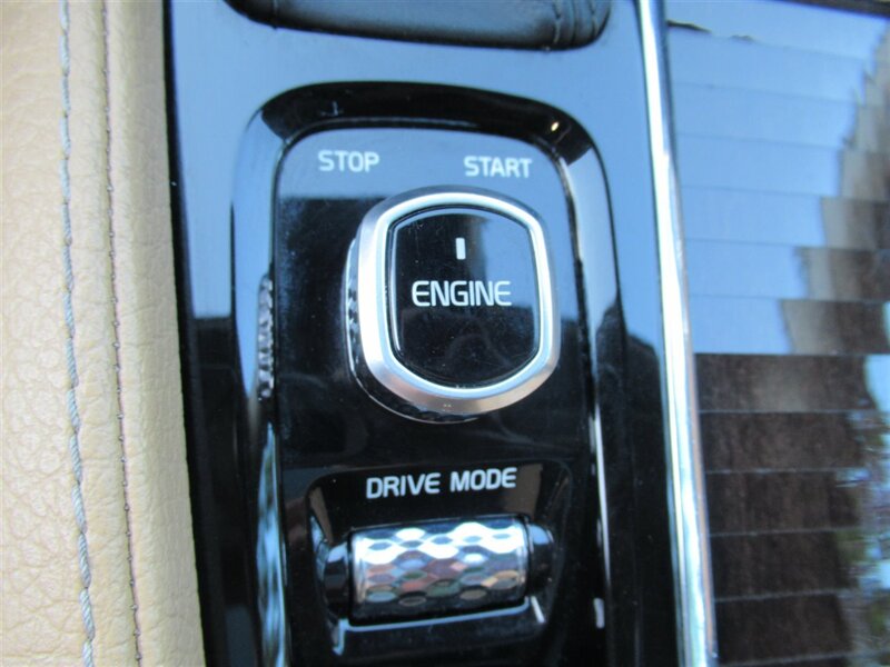 2016 Volvo XC90 T6 Momentum   - Photo 34 - Sherman Oaks, CA 91423