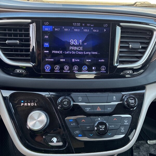 2017 Chrysler Pacifica Touring Plus   - Photo 16 - Sherman Oaks, CA 91423