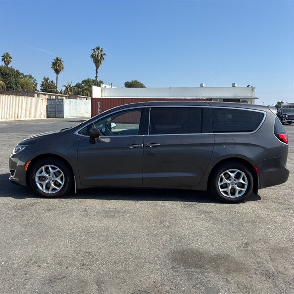 2017 Chrysler Pacifica Touring Plus   - Photo 4 - Sherman Oaks, CA 91423