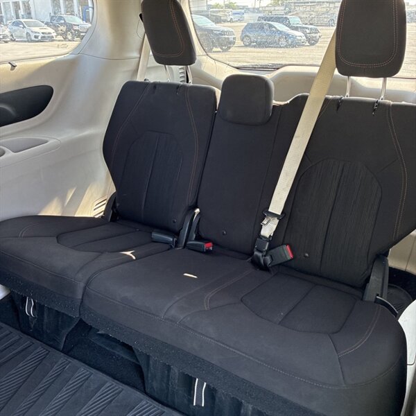 2017 Chrysler Pacifica Touring Plus   - Photo 15 - Sherman Oaks, CA 91423