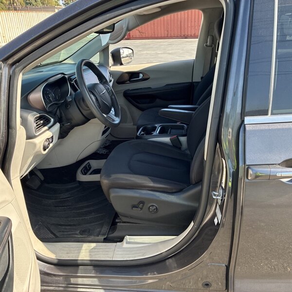 2017 Chrysler Pacifica Touring Plus   - Photo 11 - Sherman Oaks, CA 91423