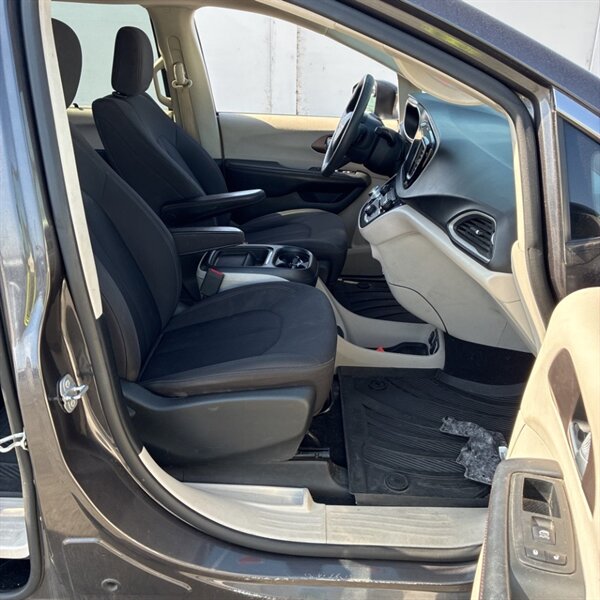 2017 Chrysler Pacifica Touring Plus   - Photo 12 - Sherman Oaks, CA 91423