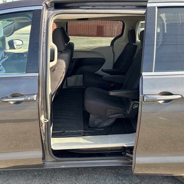 2017 Chrysler Pacifica Touring Plus   - Photo 13 - Sherman Oaks, CA 91423