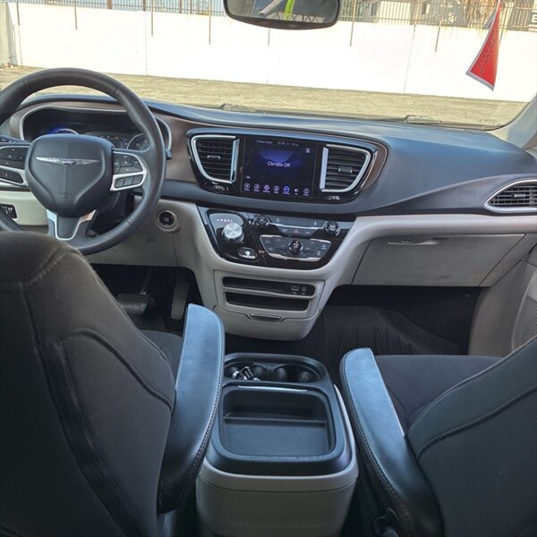 2017 Chrysler Pacifica Touring Plus   - Photo 18 - Sherman Oaks, CA 91423