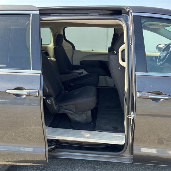 2017 Chrysler Pacifica Touring Plus   - Photo 14 - Sherman Oaks, CA 91423