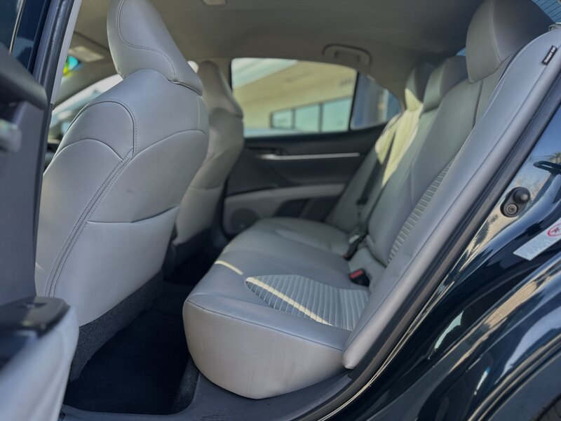 2019 Toyota Camry SE XLE photo 2