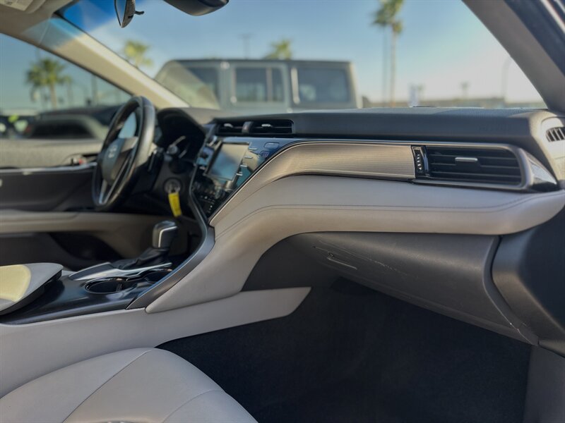 2019 Toyota Camry SE XLE photo 6