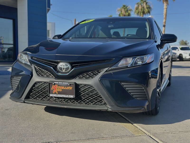 2019 Toyota Camry SE XLE photo 3