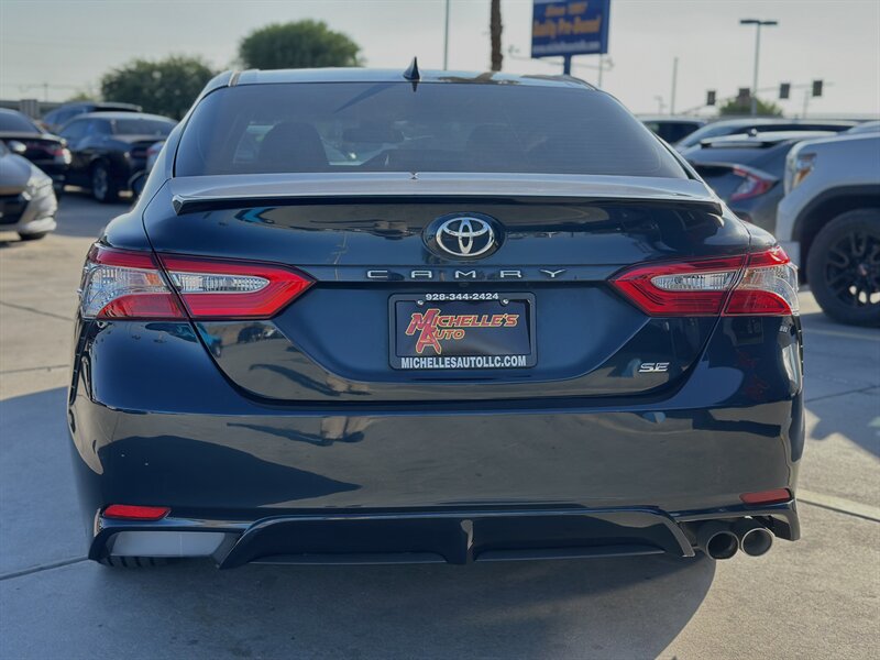 2019 Toyota Camry SE XLE photo 4
