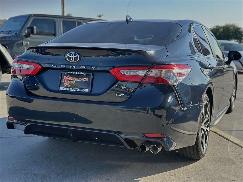 2019 Toyota Camry SE XLE photo 5